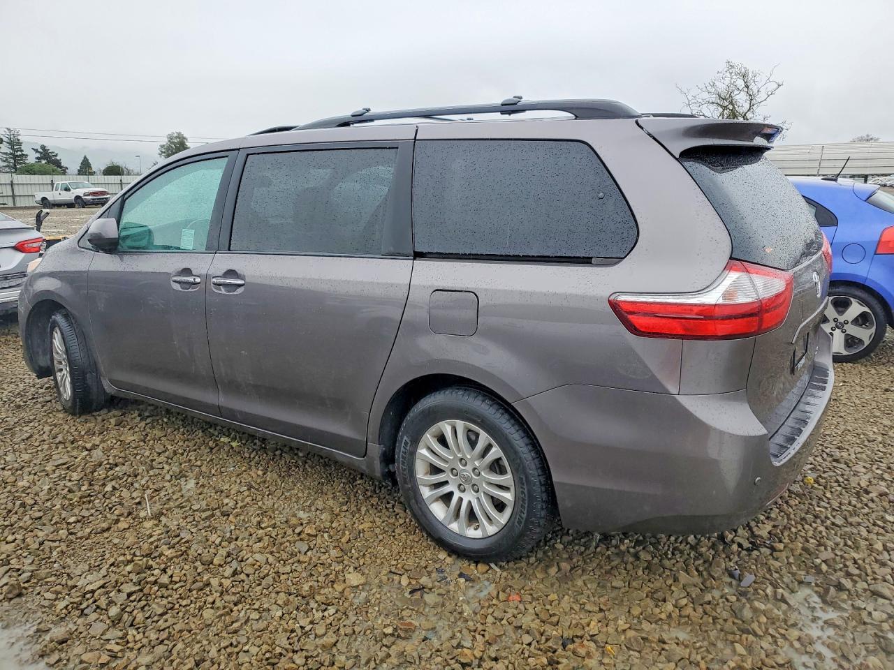 2017 Toyota Sienna Xle - Фото 2
