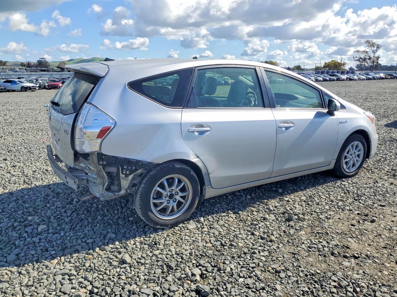 2014 Toyota Prius V - Image 3