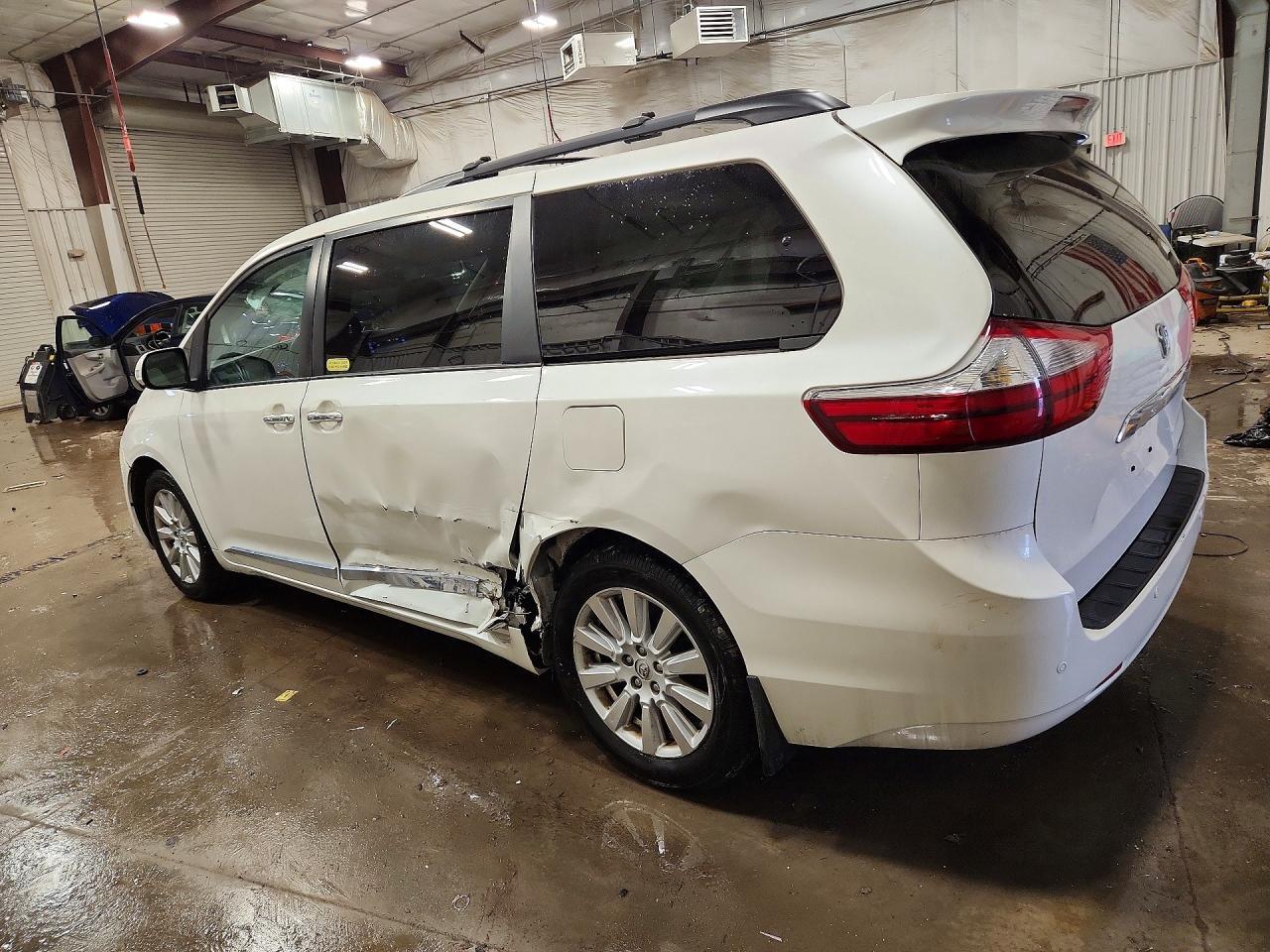 2017 Toyota Sienna Limited Premium 7-Passenger - Фото 2