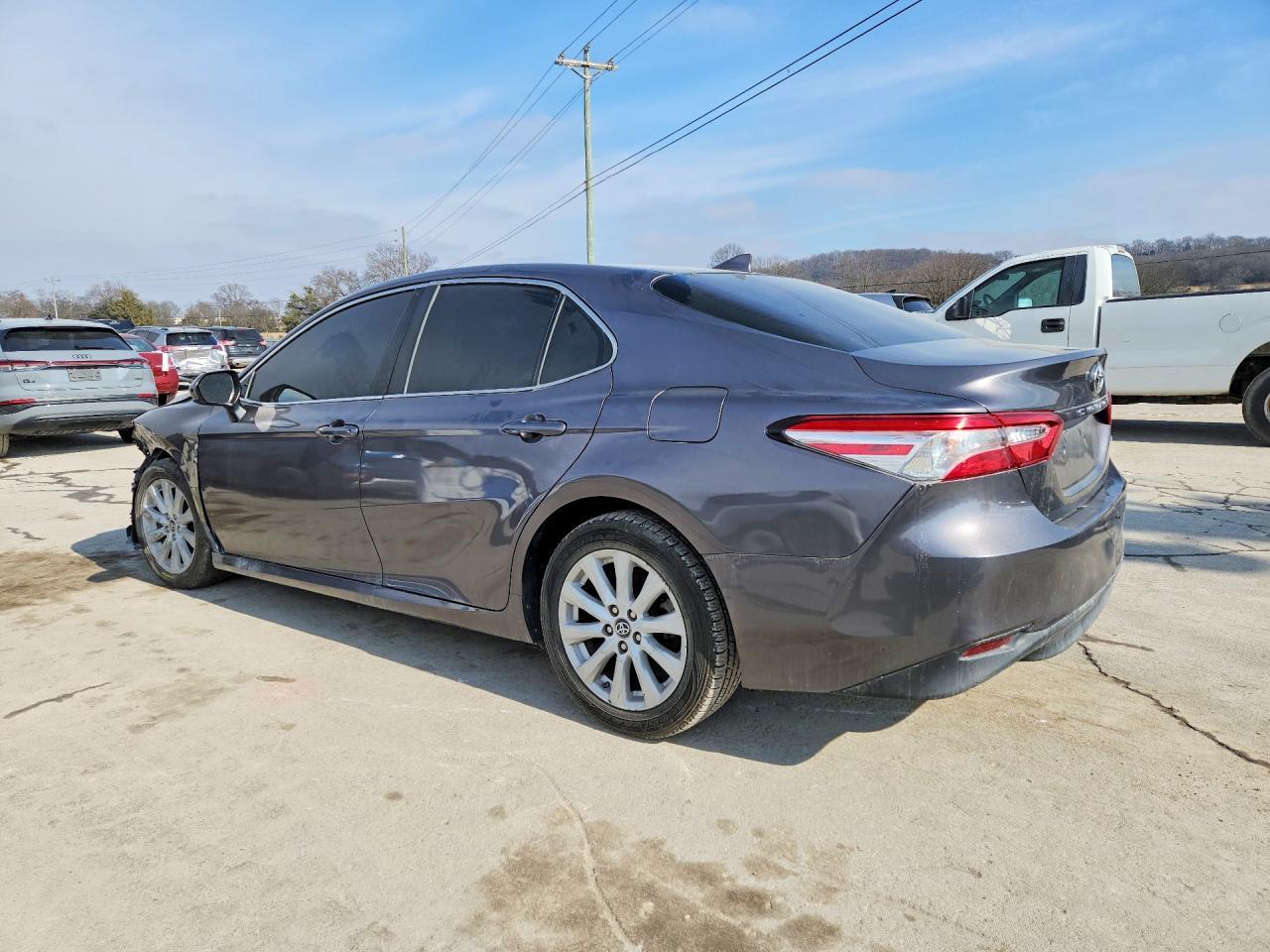 2020 Toyota Camry Le - Фото 2