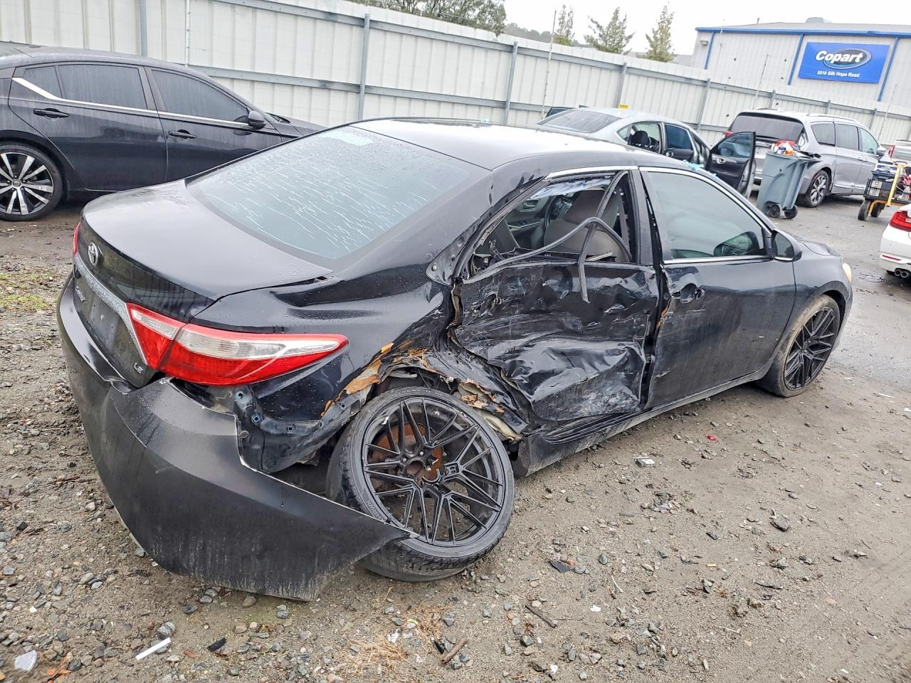 2015 Toyota Camry Le - Фото 3