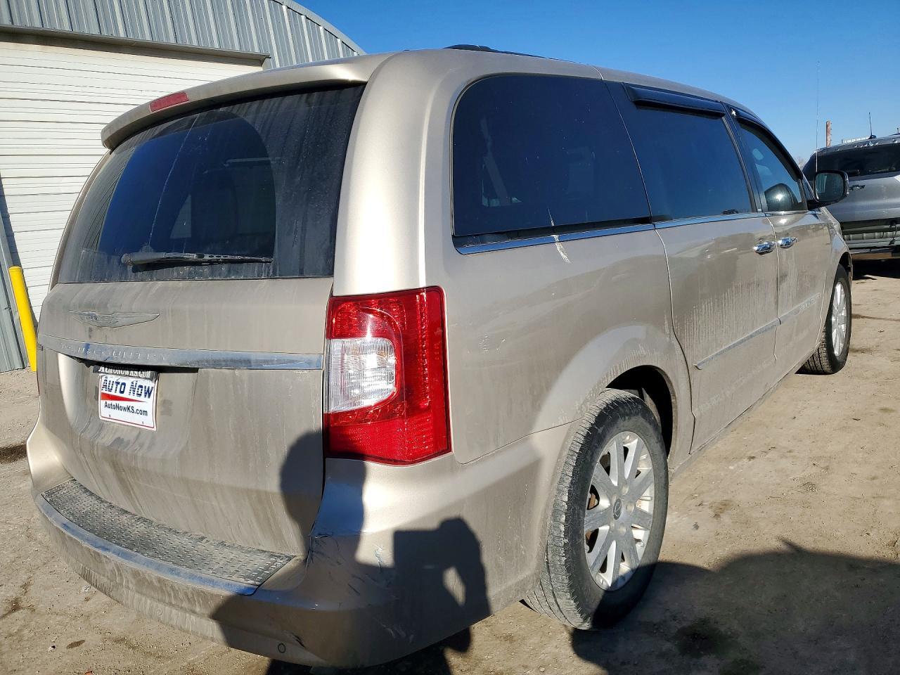 2012 Chrysler Town & Country Touring L - Image 3