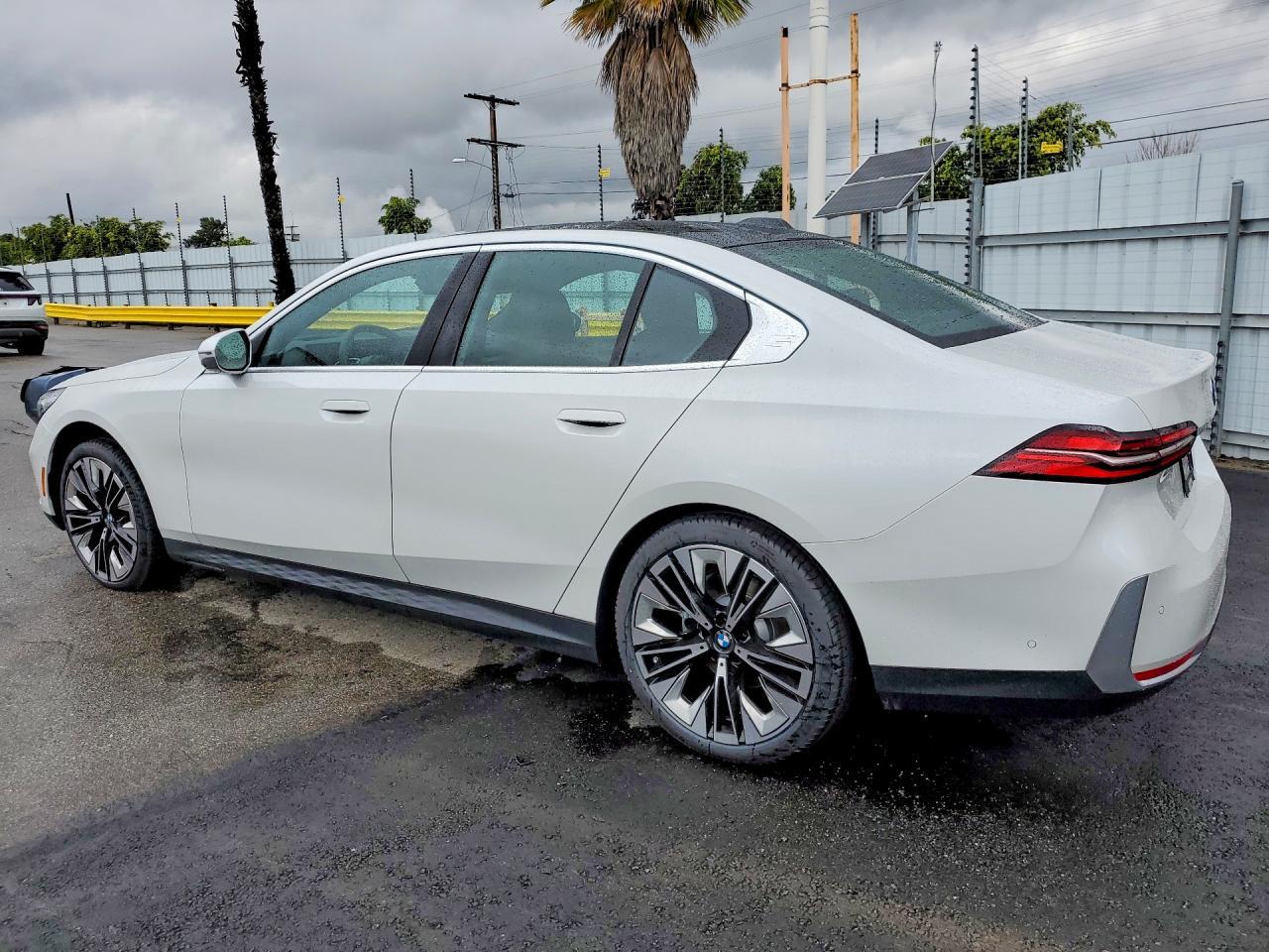 2026 BMW 530 I - Фото 2