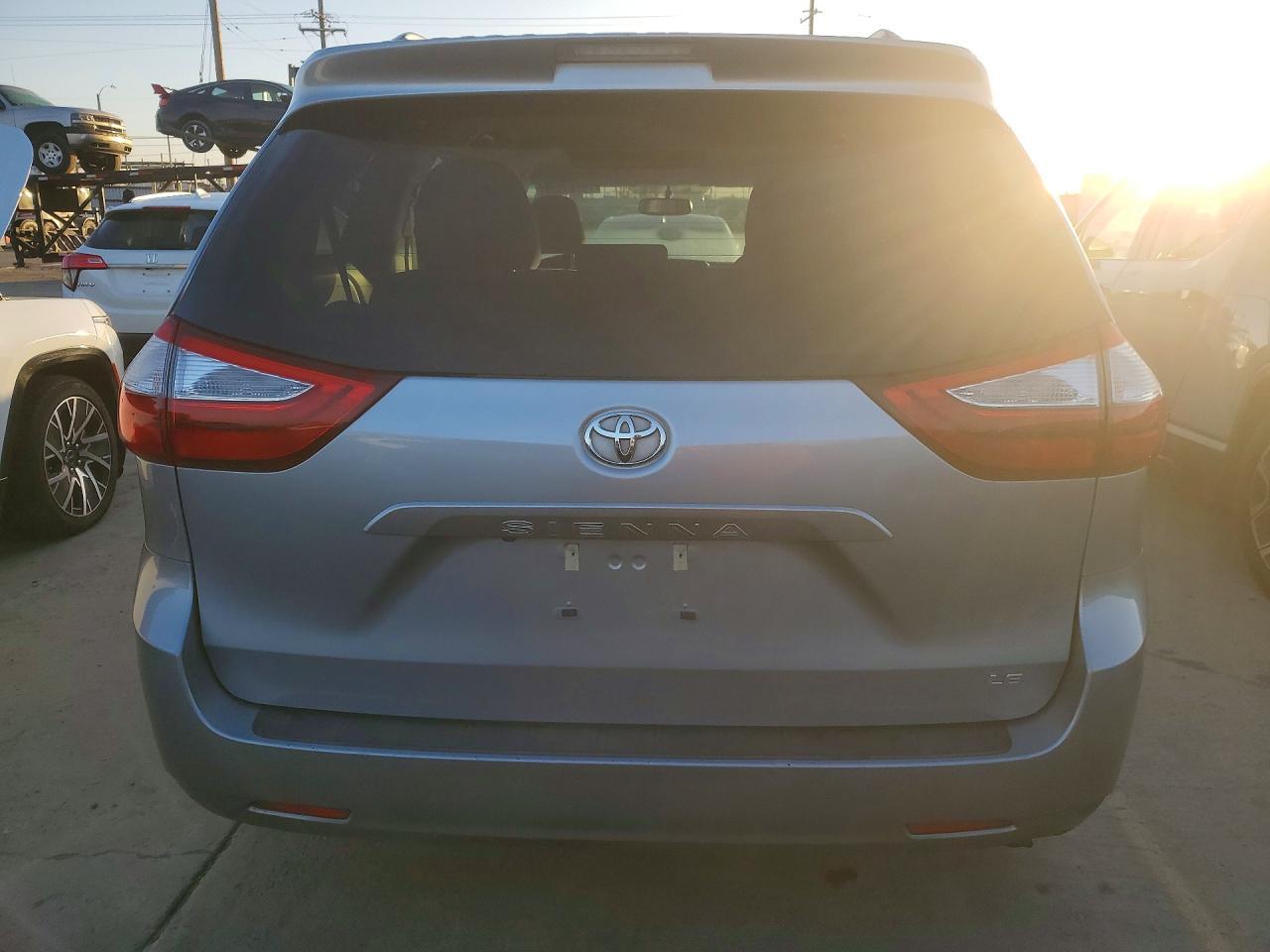 2017 Toyota Sienna Le - Image 6