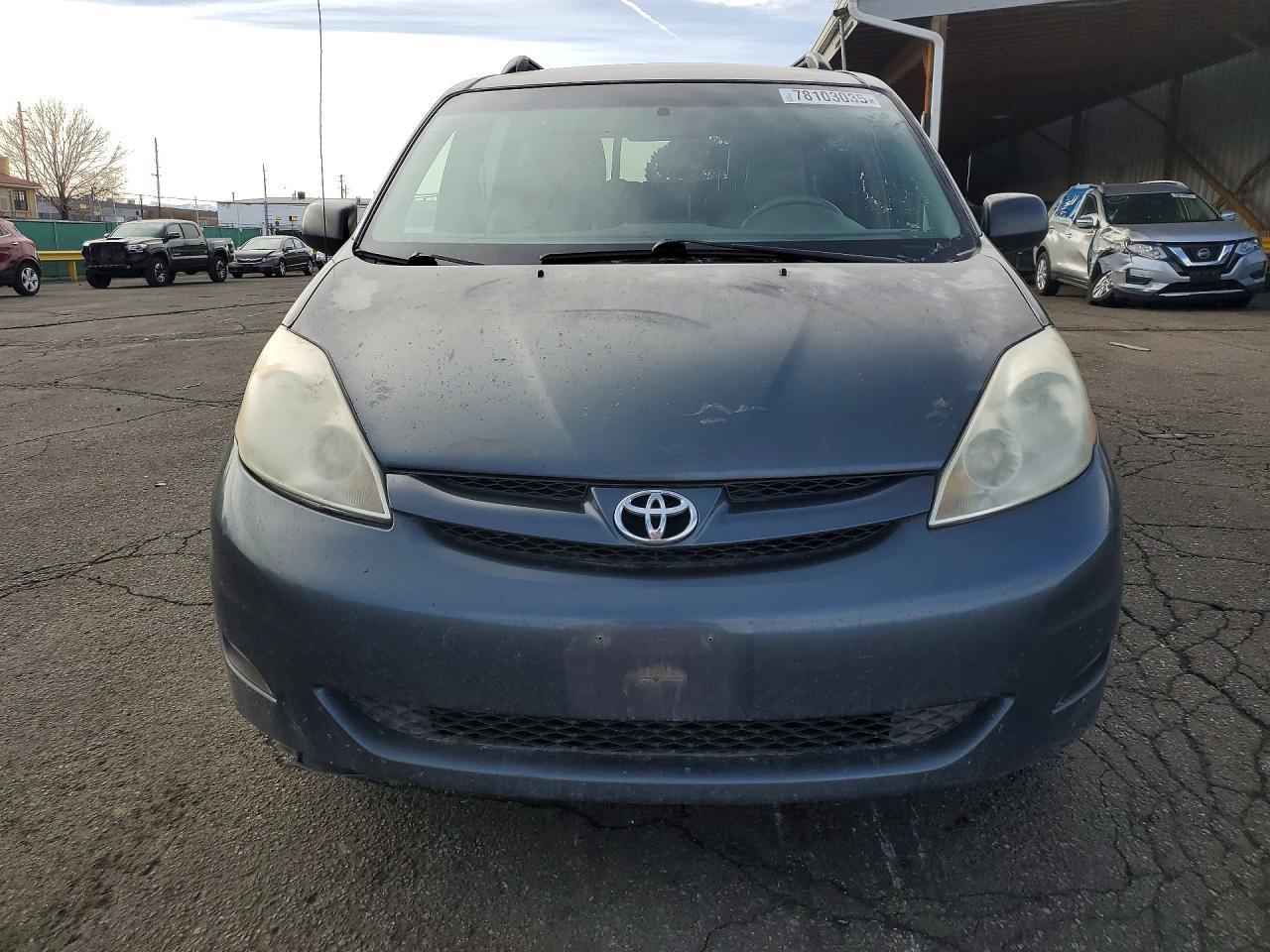 2010 Toyota Sienna - Image 5