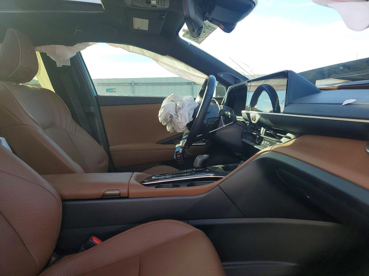 2025 Toyota Crown Signia Xle - Image 7