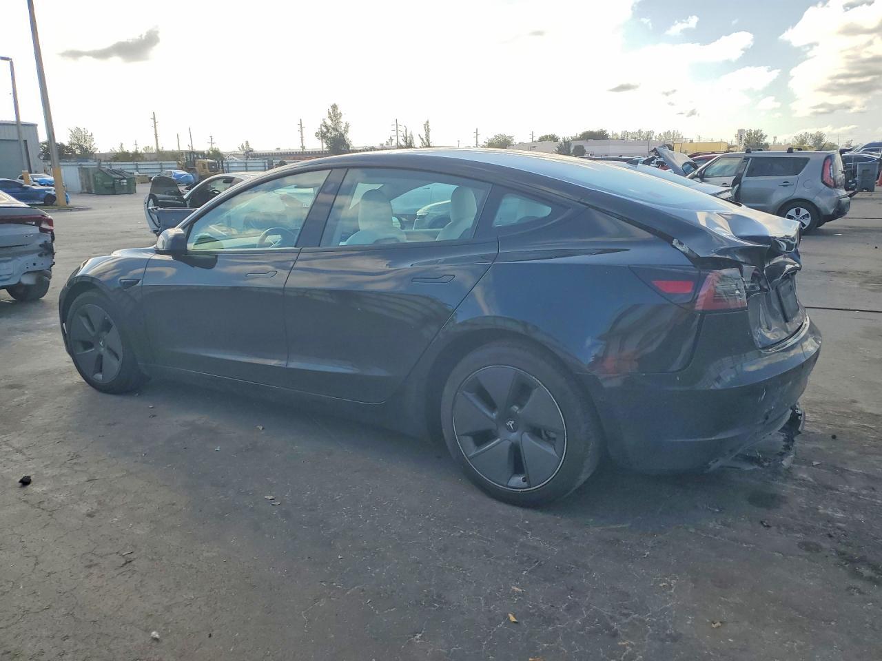 2022 Tesla Model 3 - Фото 2