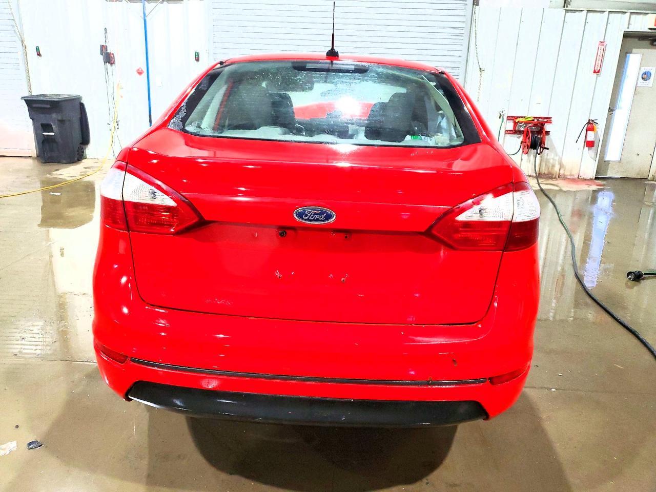 2015 Ford Fiesta Se - Фото 6