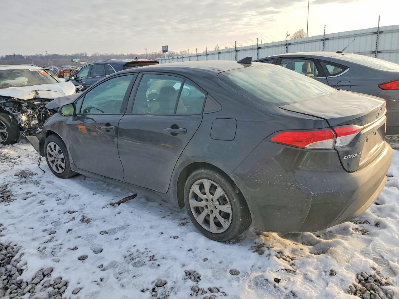 2021 Toyota Corolla Le - Фото 2