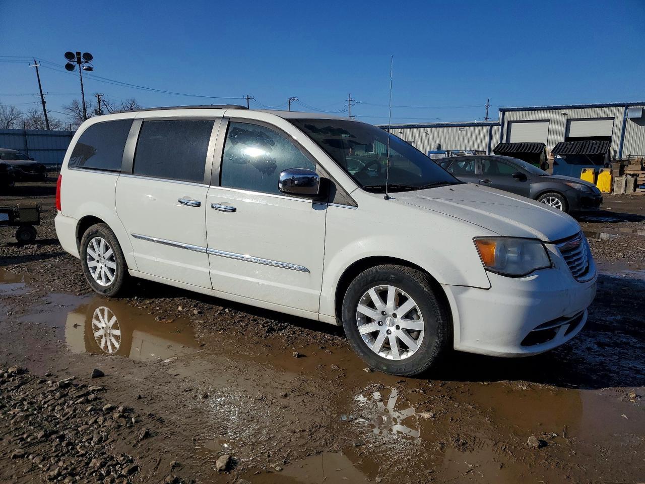 2012 Chrysler Town & Country Touring L - Image 4