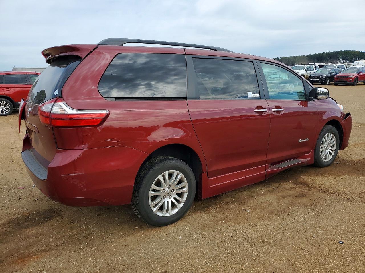 2016 Toyota Sienna Xle - Image 3