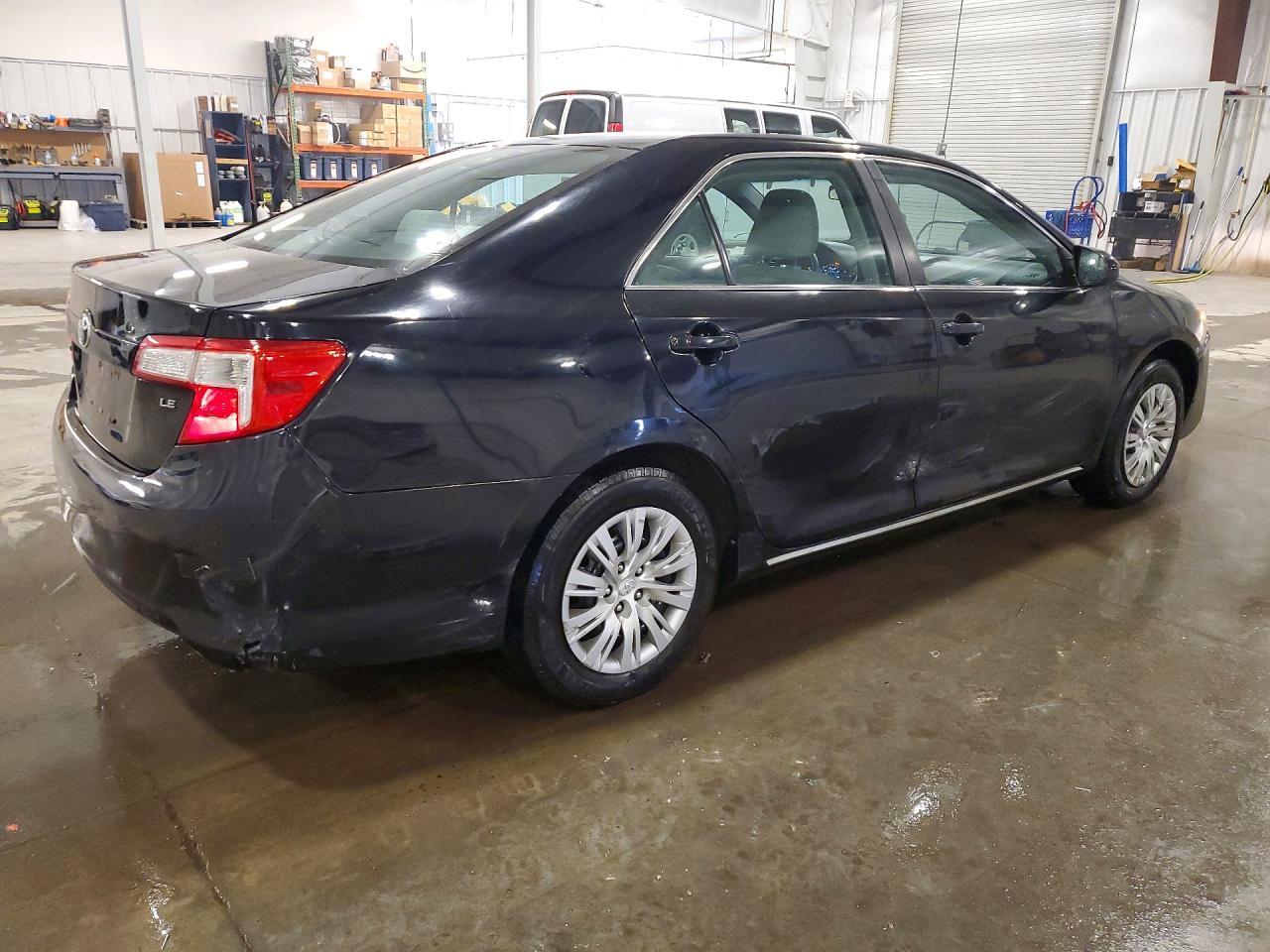 2013 Toyota Camry Le - Фото 3