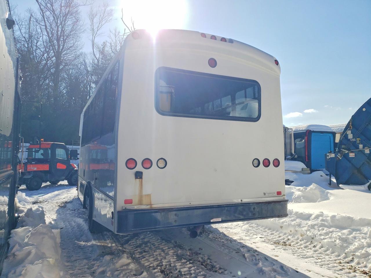 2015 Ford F550 Super Duty Shuttle Bus - Image 2