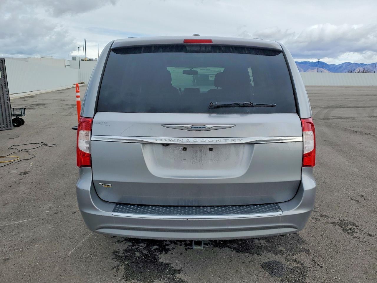 2016 Chrysler Town & Country Touring - Image 6