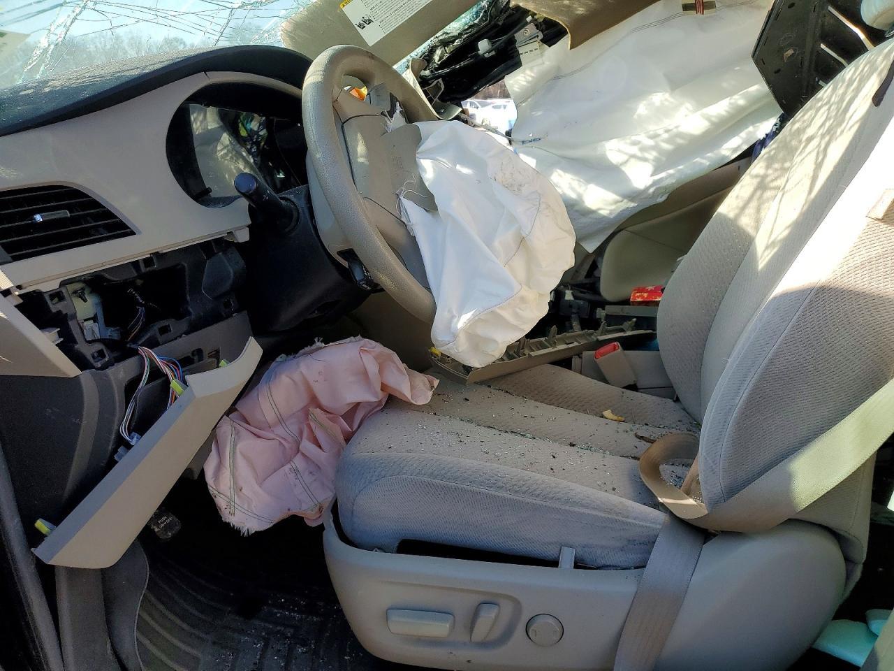 2011 Toyota Sienna Le 8-Passenger - Фото 7
