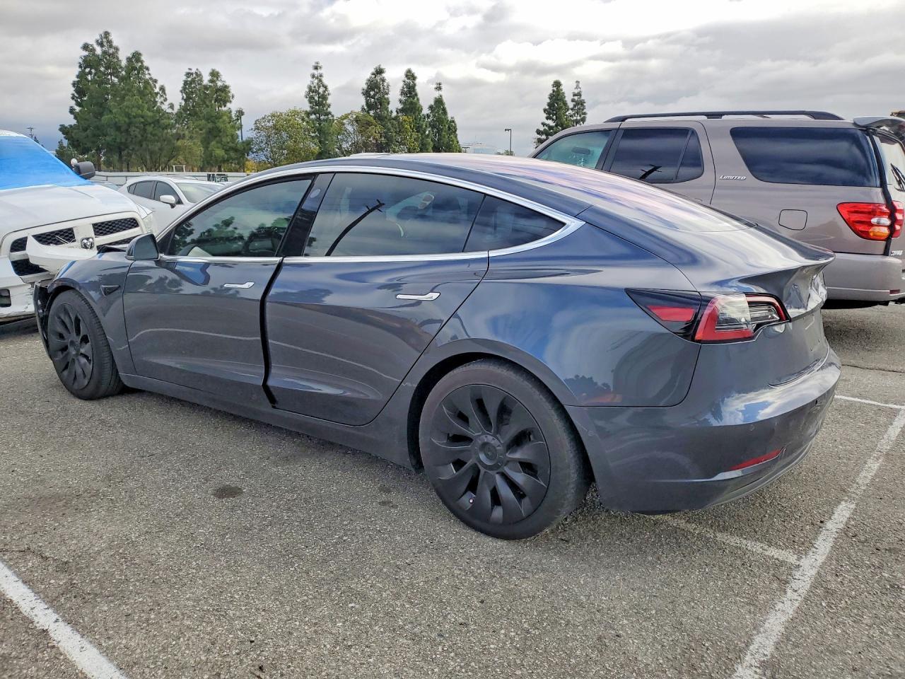 2018 Tesla Model 3 - Фото 2