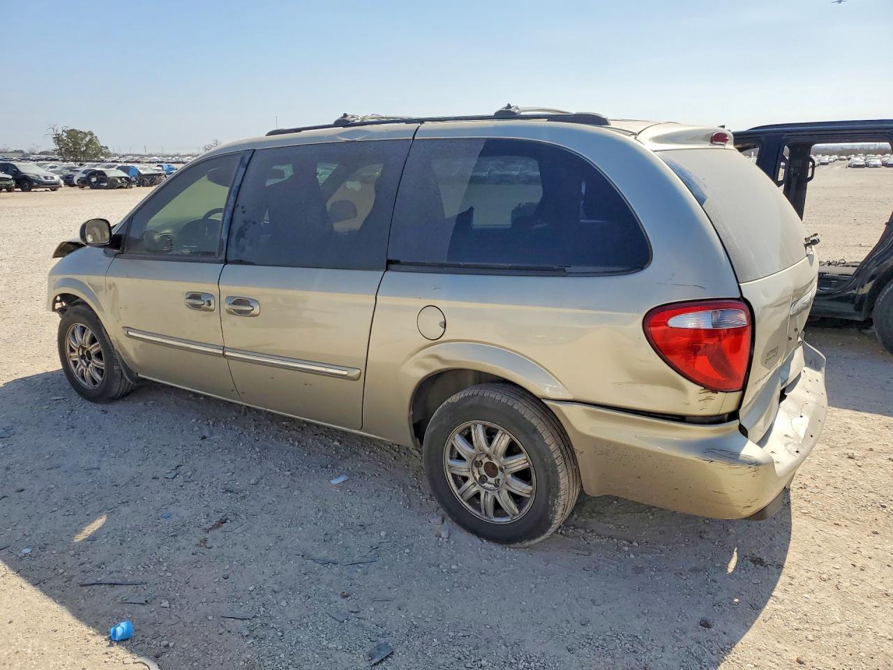 2005 Chrysler Town & Country Touring - Фото 2
