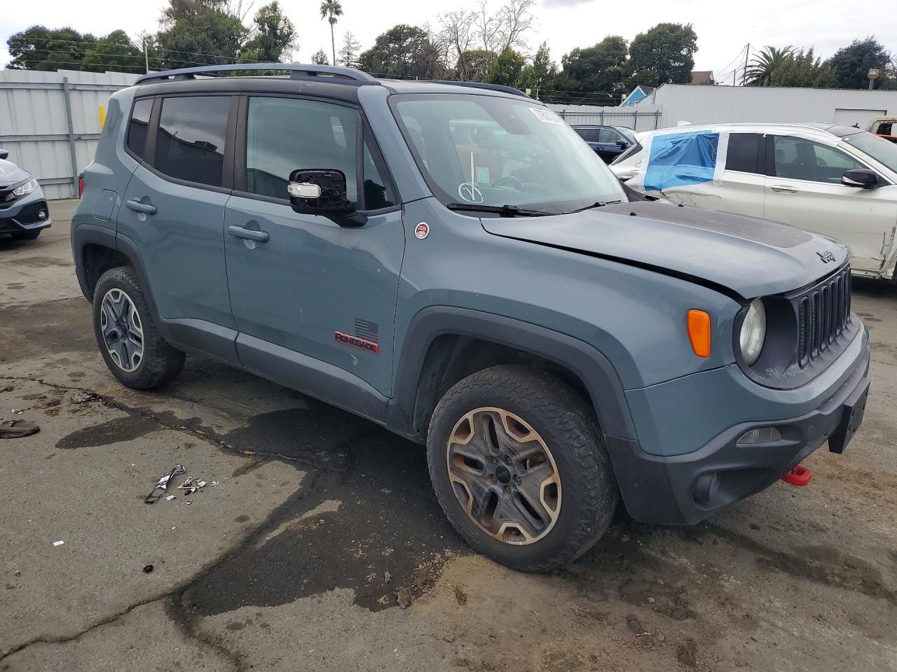 2015 Jeep Renegade Trailhawk - Image 4