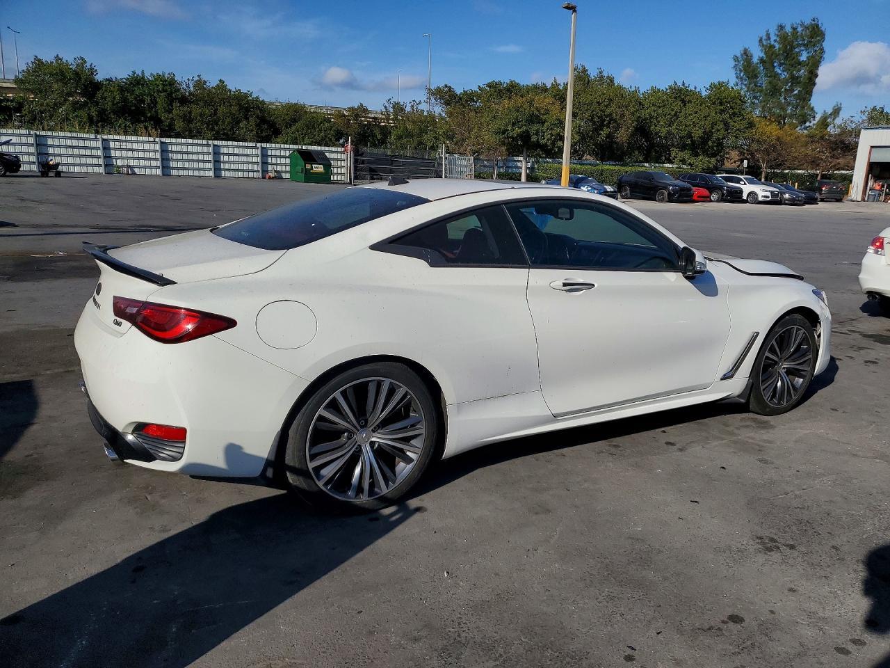 2017 Infiniti Q60 2.0T - Фото 3