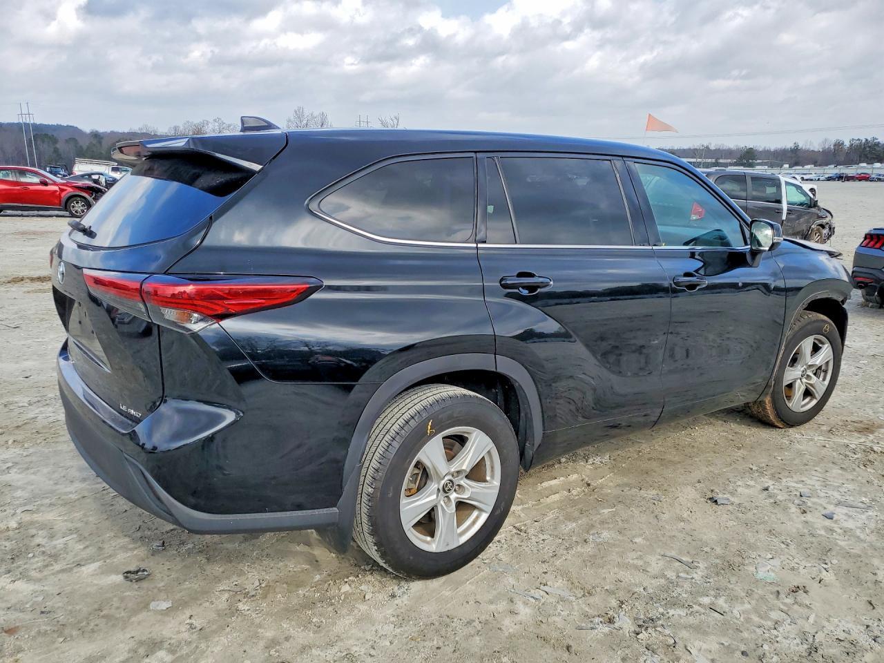 2021 Toyota Highlander L - Image 3