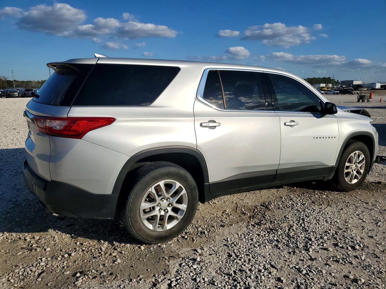 2020 Chevrolet Traverse Ls - Фото 3