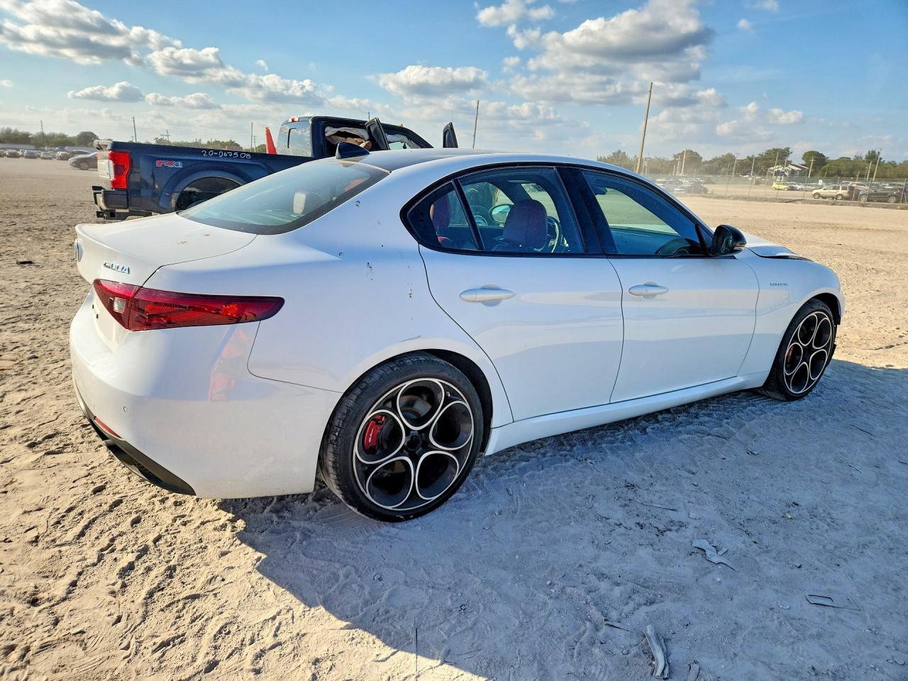 2023 Alfa Romeo Giulia Ti - Фото 3