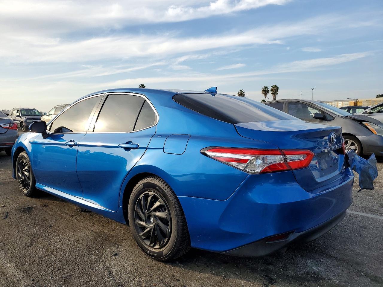 2020 Toyota Camry Le - Фото 2