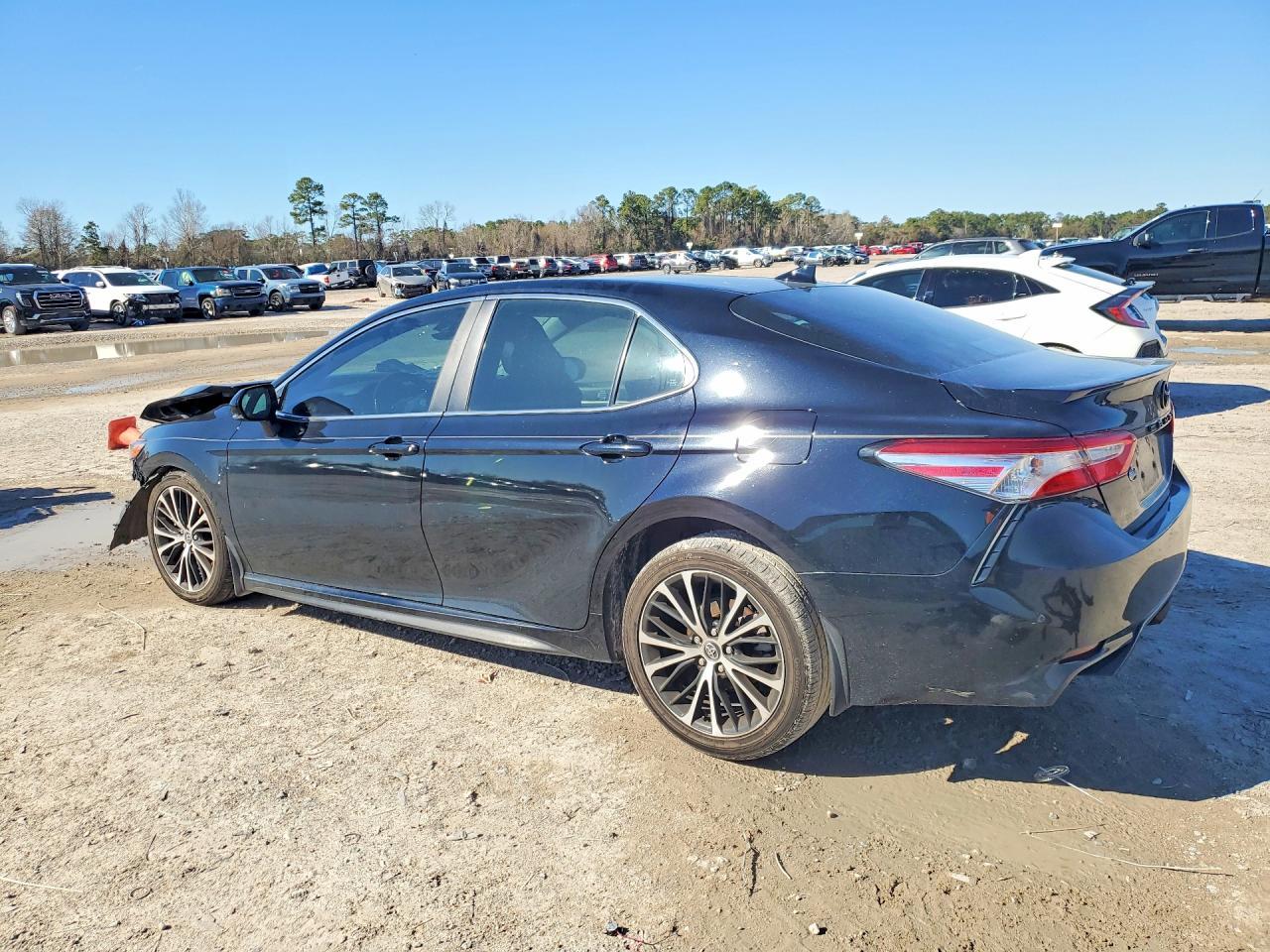 2020 Toyota Camry Se - Фото 2