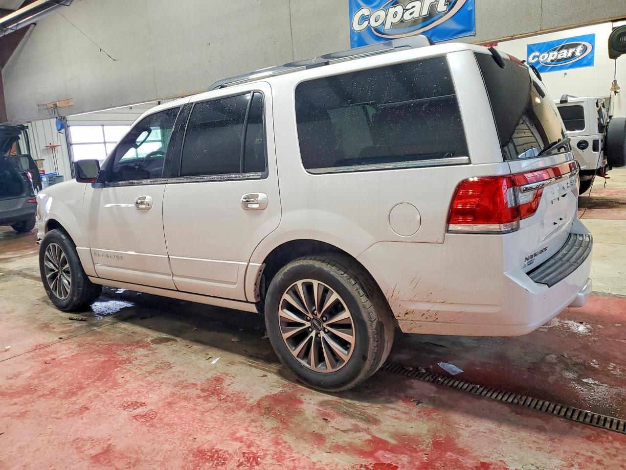 2015 Lincoln Navigator - Image 2