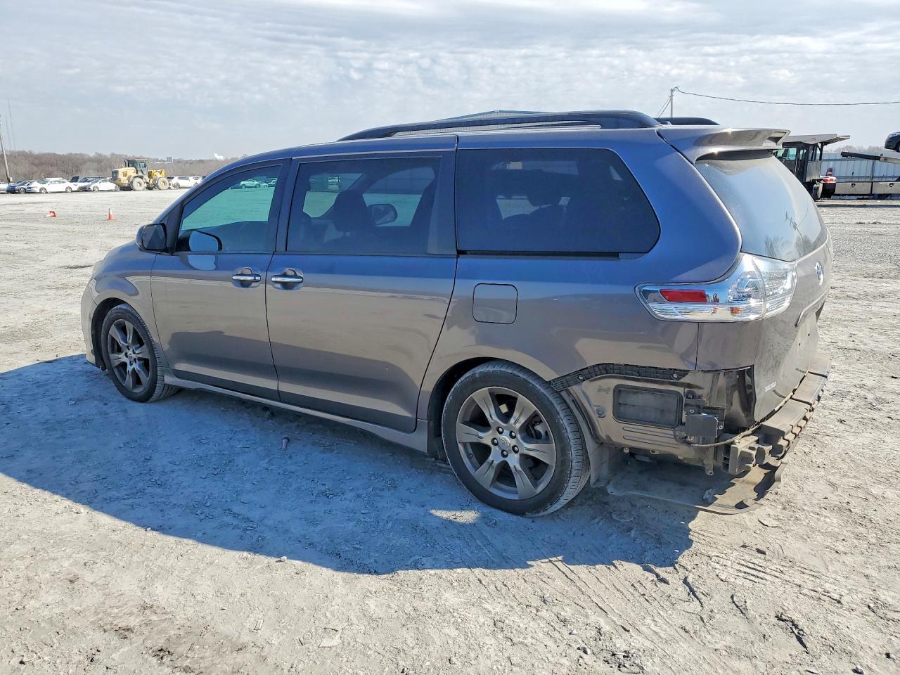 2017 Toyota Sienna Se - Image 2