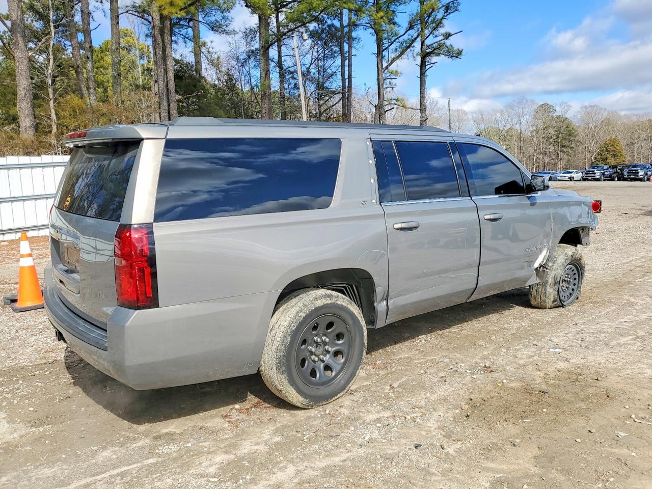 2017 Chevrolet Suburban C1500 Lt - Image 3