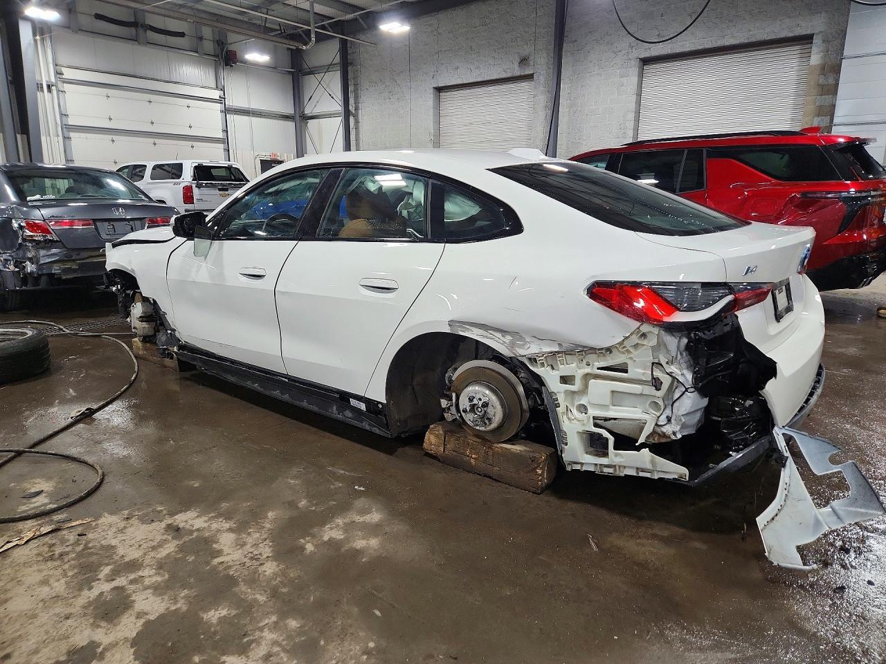 2024 BMW I4 xDrive 40 - Фото 2