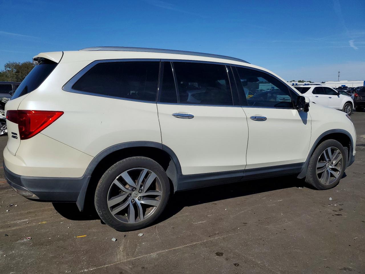 2018 Honda Pilot Touring - Image 3