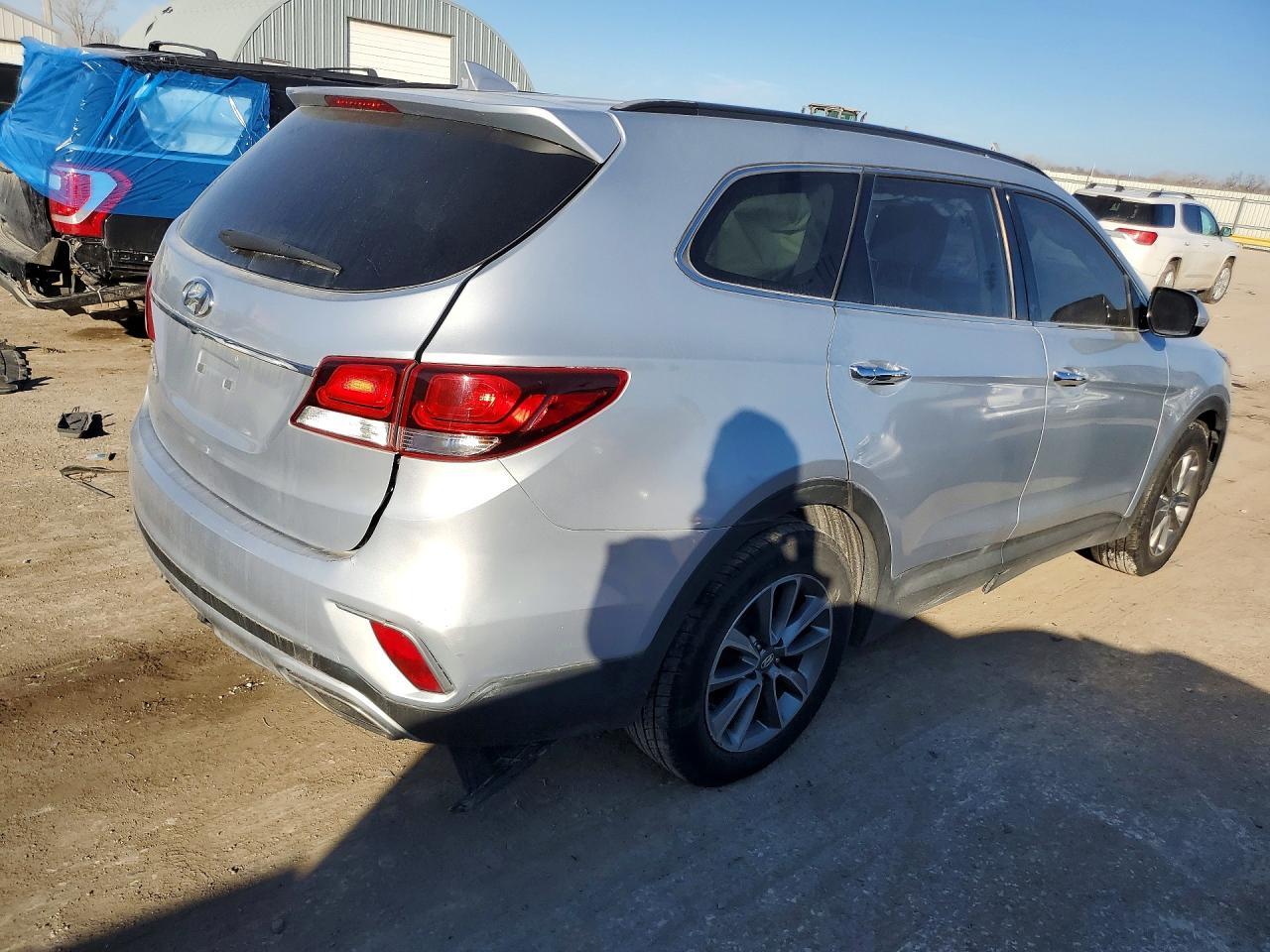 2017 Hyundai Santa Fe Se - Фото 3