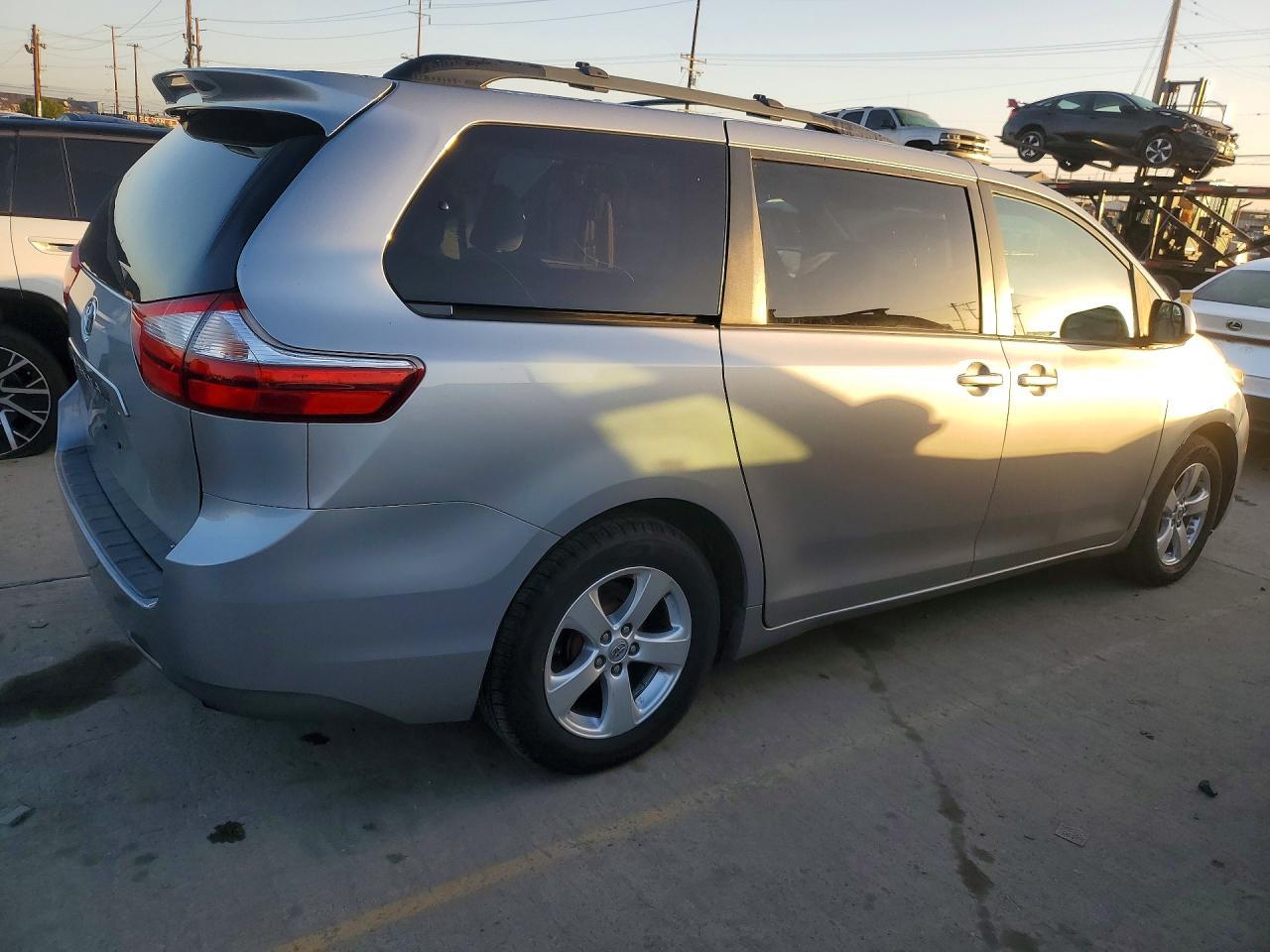 2017 Toyota Sienna Le - Image 3