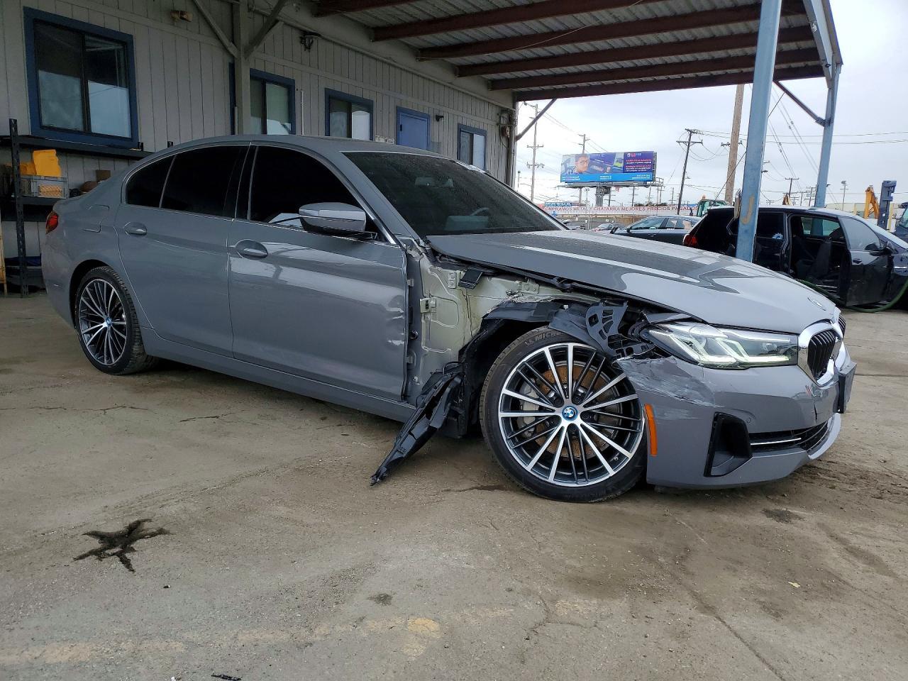 2022 BMW 530E - Фото 4