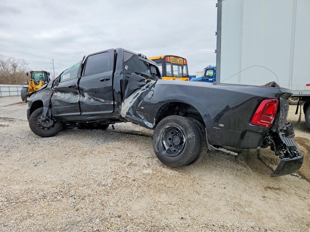 2025 Ram 3500 Laramie - Фото 2
