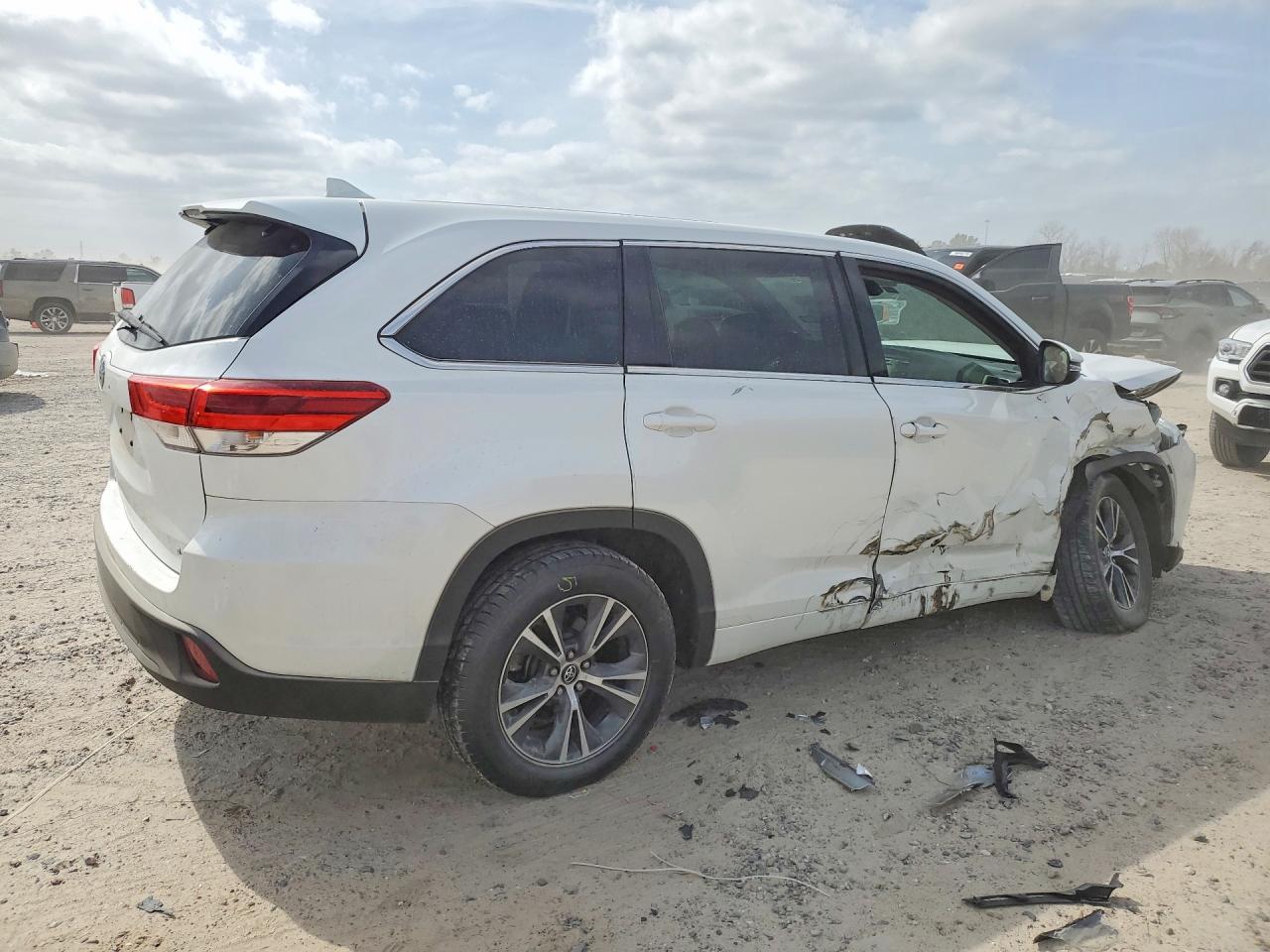 2017 Toyota Highlander Le Plus - Фото 3