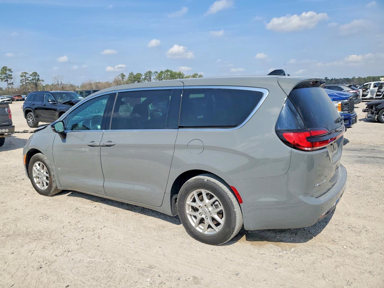 2025 Chrysler Pacifica Select - Image 2