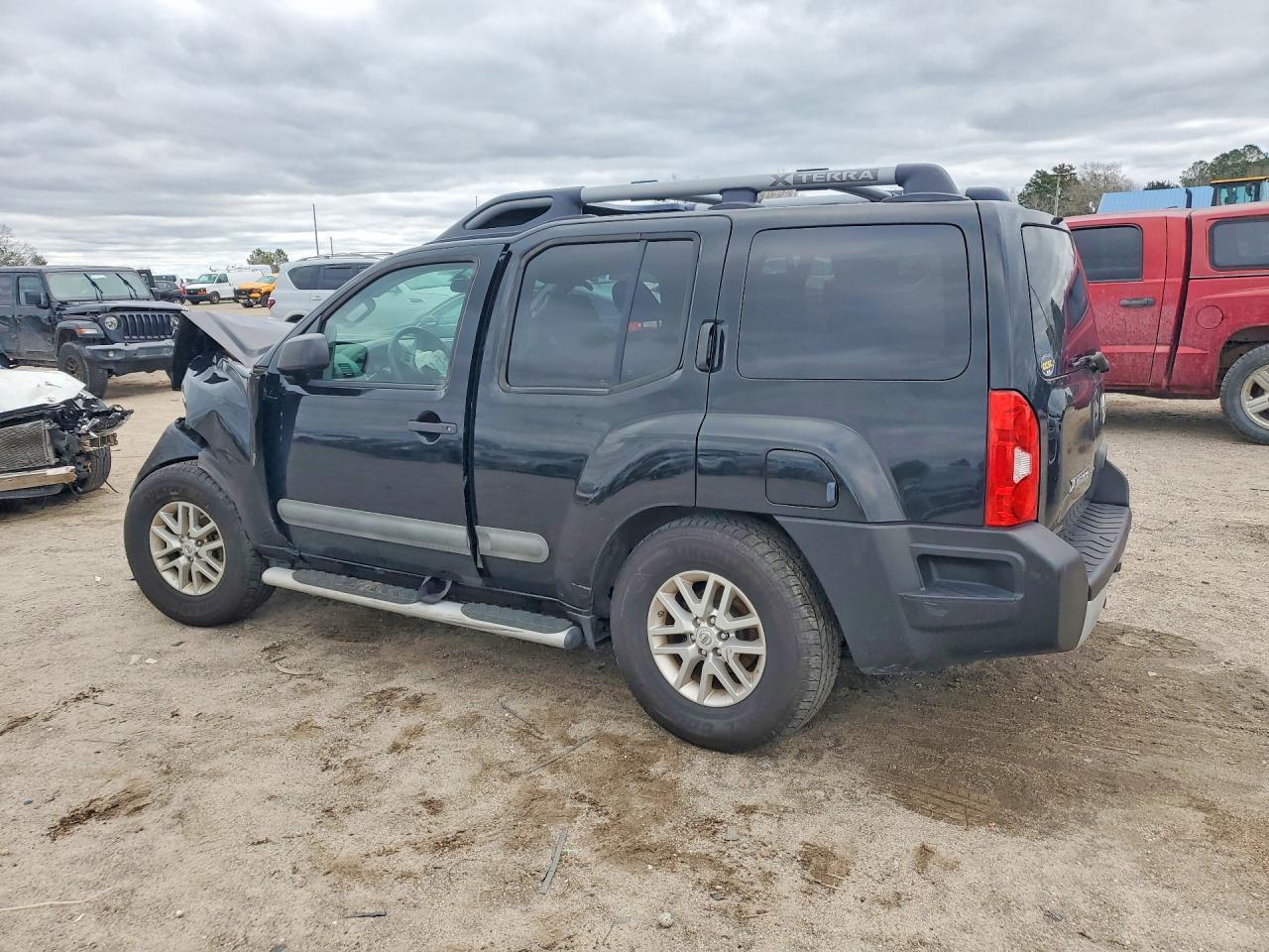 2014 Nissan Xterra X - Image 2