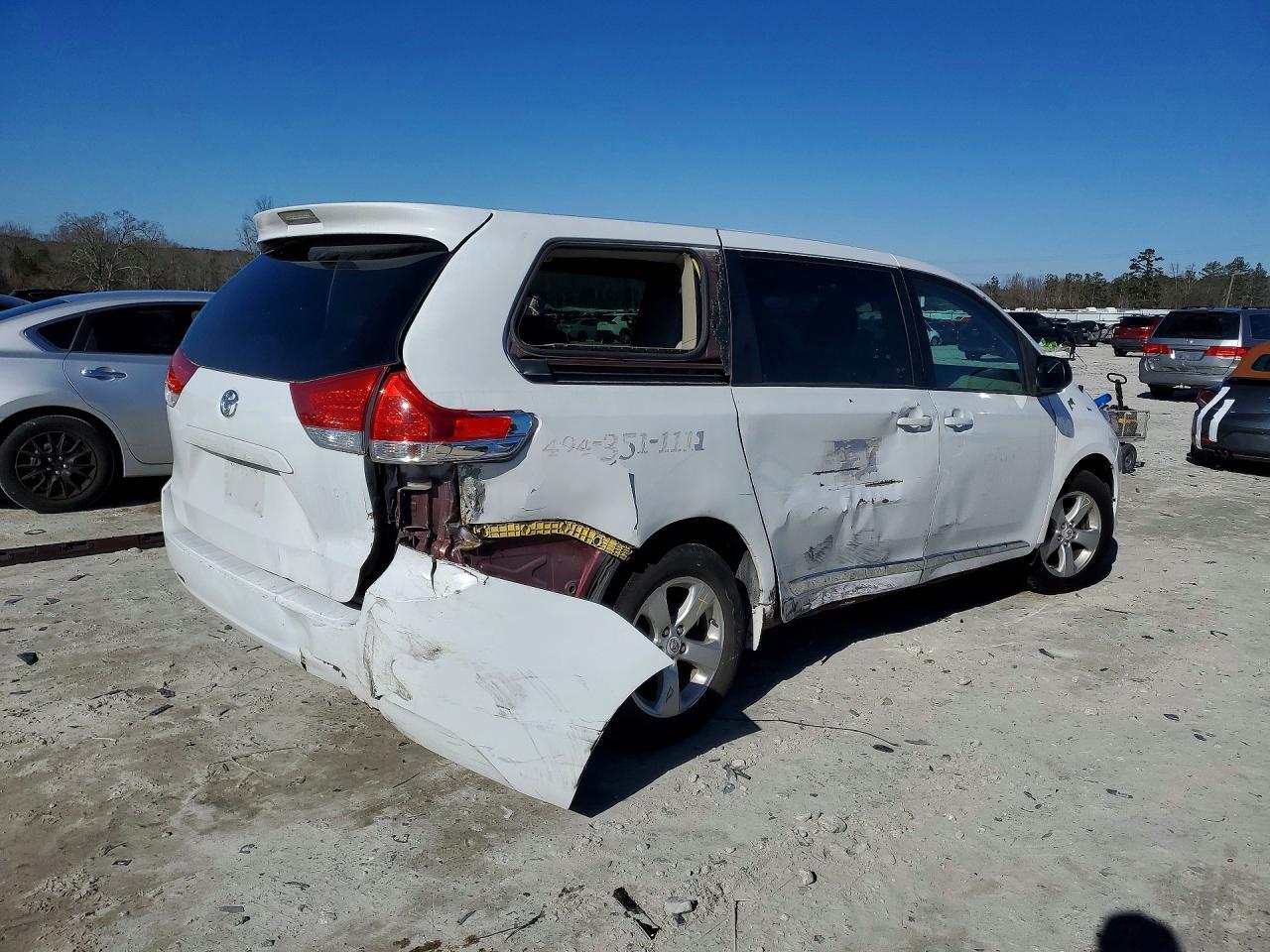 2011 Toyota Sienna Base 7-Passenger - Фото 3