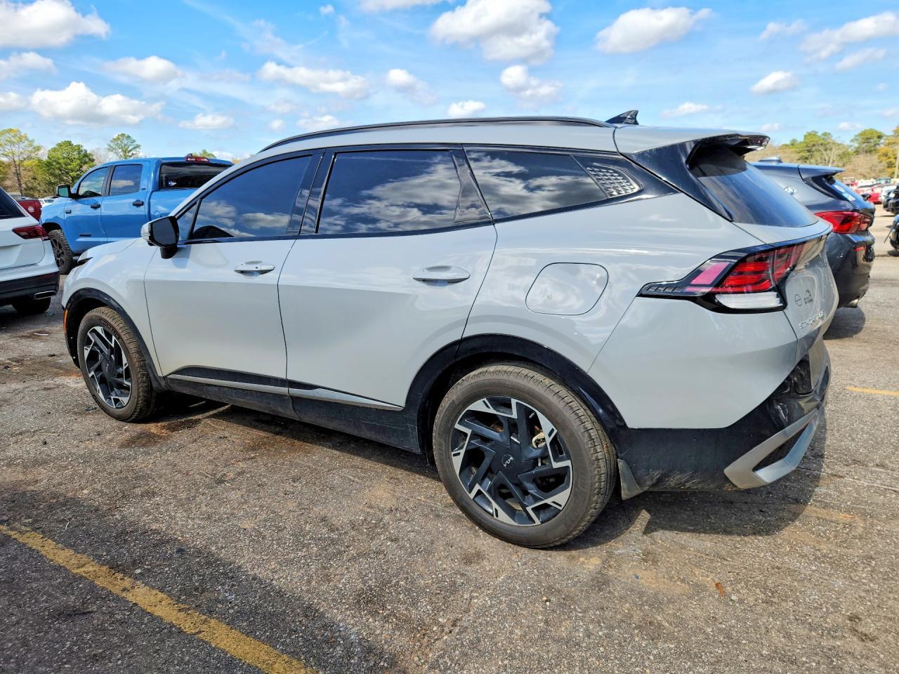 2025 Kia Sportage - Image 2