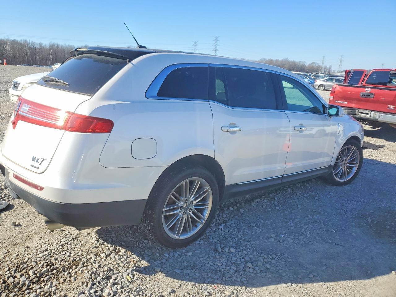 2016 Lincoln Mkt - Image 3