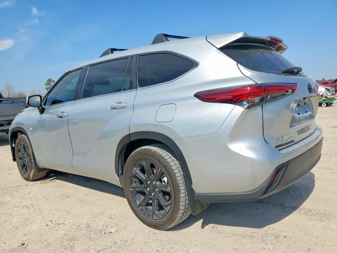 2023 Toyota Highlander L - Image 2