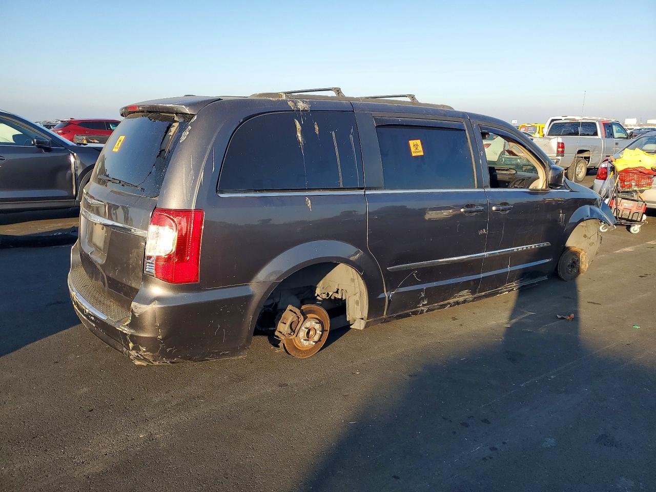 2015 Chrysler Town & Country Touring - Image 3
