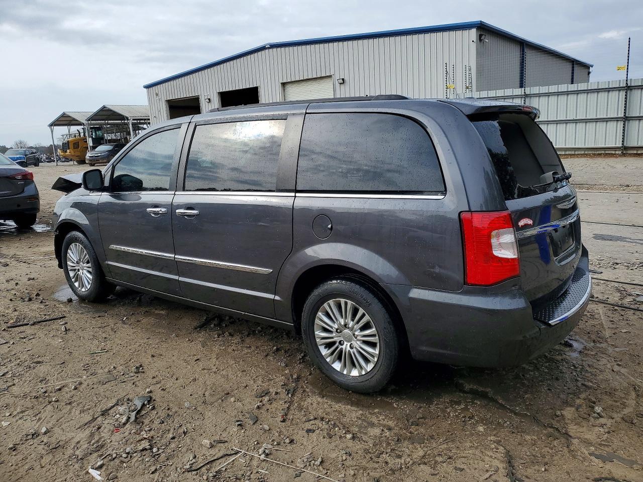 2015 Chrysler Town & Country Touring L - Image 2