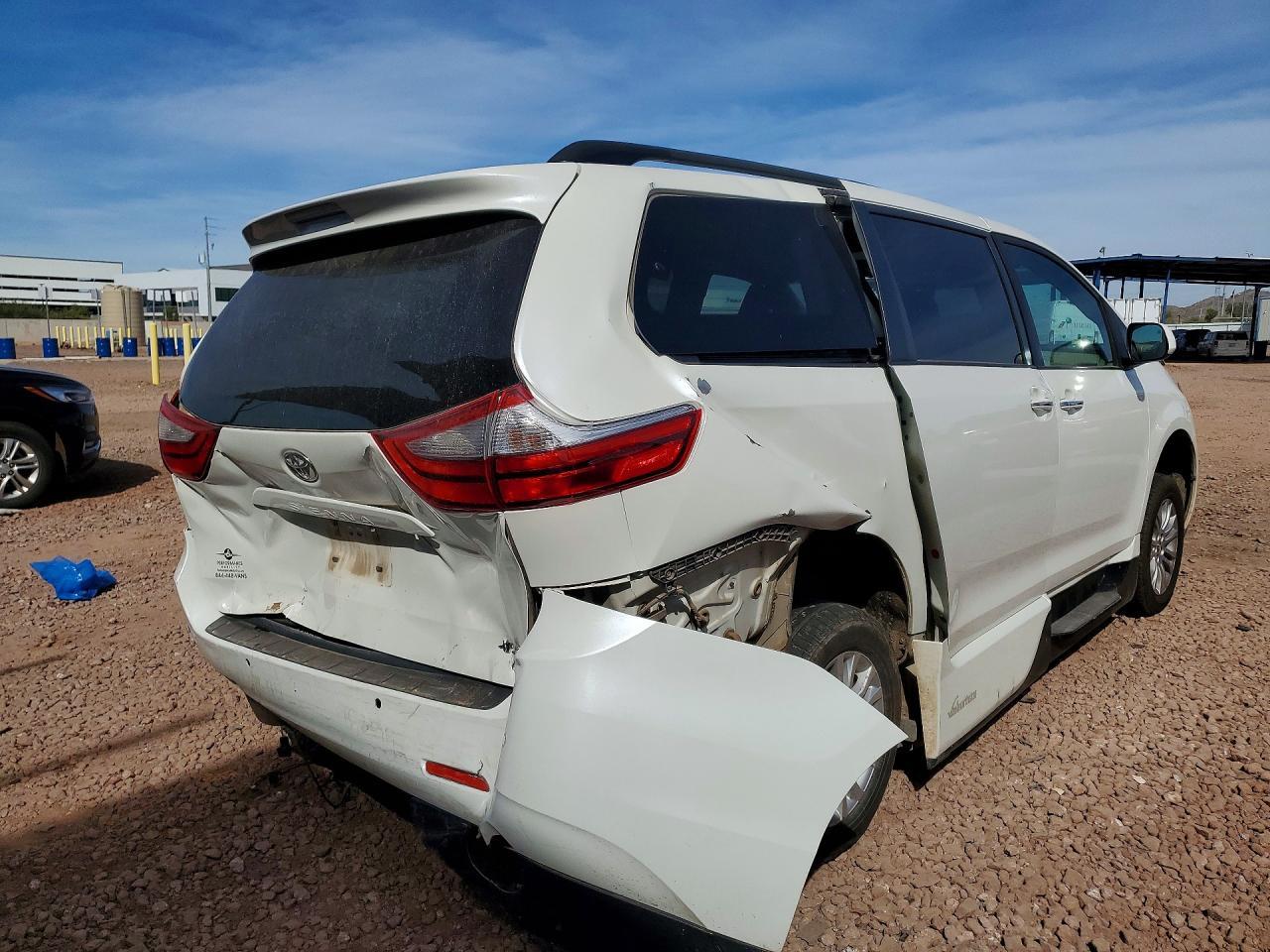 2015 Toyota Sienna Xle 8-Passenger - Image 3