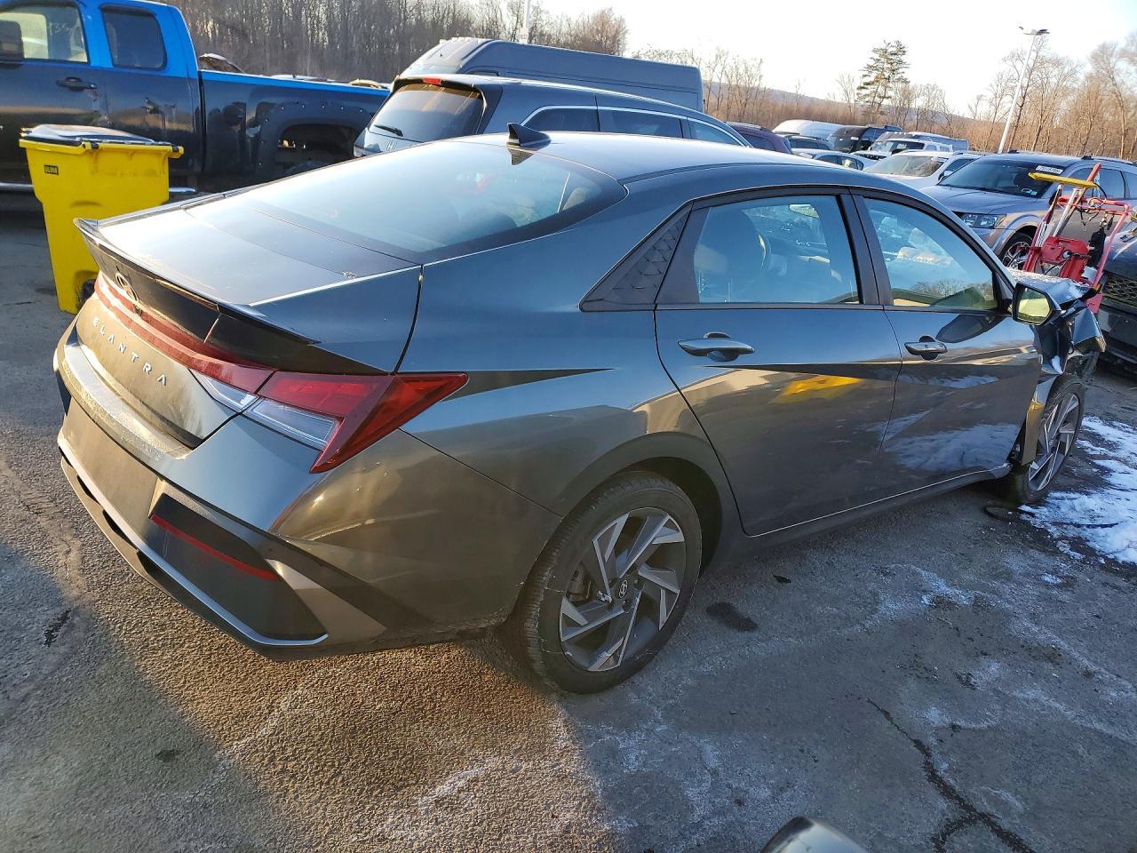 2025 Hyundai Elantra Sel Sport - Image 3