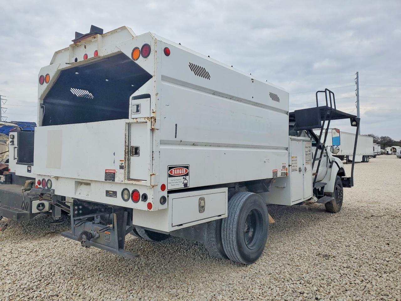 2015 Ford F750 Super Duty Chipper Truck - Фото 3