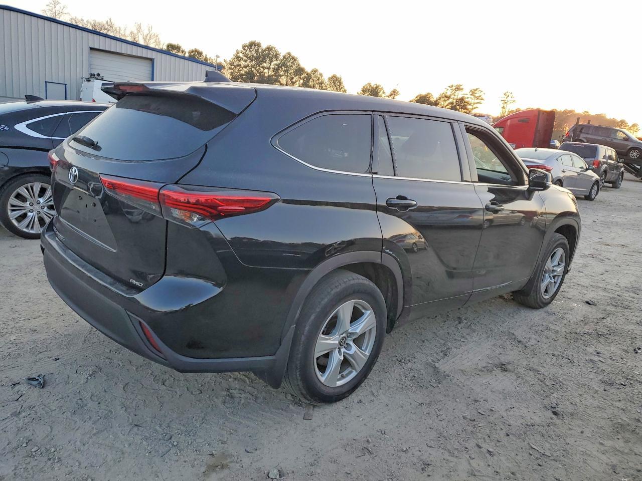 2021 Toyota Highlander L - Фото 3